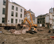 842262 Afbeelding van de sloopwerkzaamheden aan de achterzijde van het Stadhuis (Stadhuisbrug 1) op de Korte ...